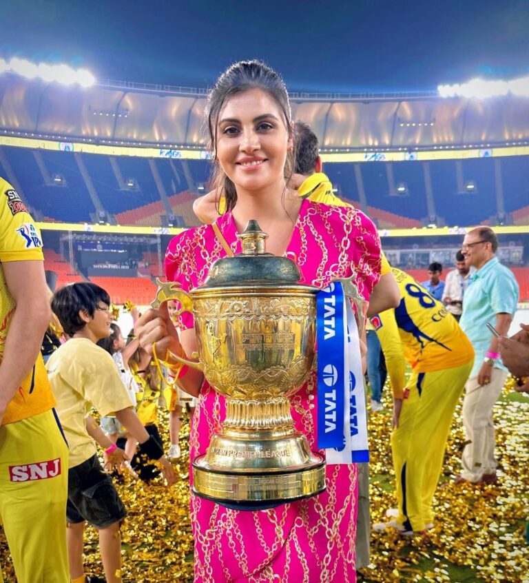 Malti Chahar Instagram - Pictures with this beauty 🏆 2023 and beautiful people 💛 Some cute memories from an unforgettable final match of IPL 2023! What a match! Damn those last two balls…and how we cried with joy after that last ball! All those teary eyes and big smiles ❤️ Our champions did it again and made us proud 💛 #csk #cskvsgt #yellove #ipl #ipl2023 #iplfinals #whistlepodu Narendra Modi Stadium - Ahmedabad