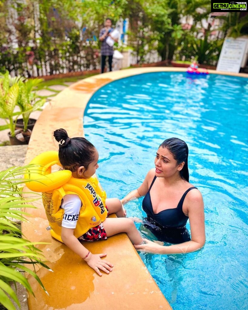 Malti Chahar Instagram - First swimming lesson🏊🏻‍♀️ but my student refused to enter the pool😂 so we both sat along the pool and chilled!💛 Maasi loves you Aadu😘 Pic credit- @surabhi.2210 mommy paparazzi #swimmingpool #swimming #love #cute #pic