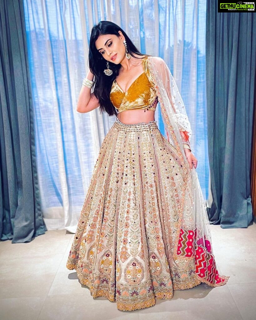 Malti Chahar Instagram - Twirling in a lehenga makes me feel like a kid again🥰 Attire by- @sunitarathi_label.kolkata #ethnicwear #lehenga #indian #indianwedding #love