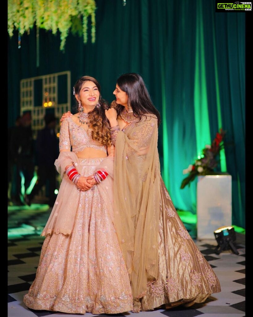 Malti Chahar Instagram - Gold and green👩💚 Styled by @sunitarathi_label.kolkata #sister #wedding #photography Meerut-The City Of Love