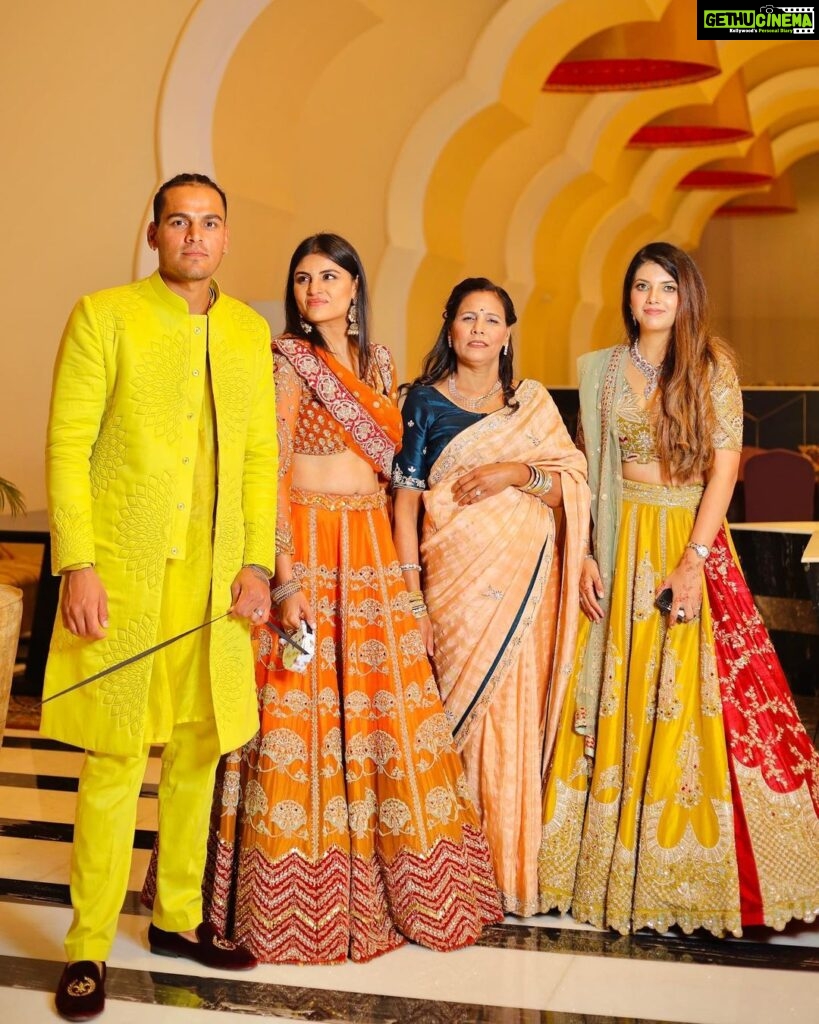 Malti Chahar Instagram - Some ethnic moments 🧡 Styled by- @sunitarathi_label.kolkata #wedding #family #love #fun #ethnicwear Agra, Uttar Pradesh