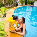 Malti Chahar Instagram - First swimming lesson🏊🏻‍♀️ but my student refused to enter the pool😂 so we both sat along the pool and chilled!💛 Maasi loves you Aadu😘 Pic credit- @surabhi.2210 mommy paparazzi #swimmingpool #swimming #love #cute #pic