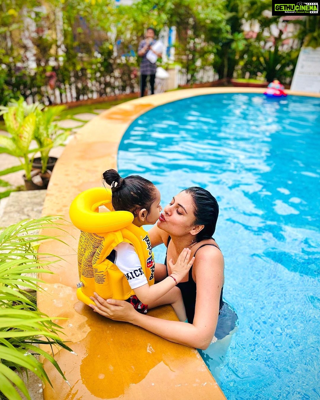 Malti Chahar Instagram - First swimming lesson🏊🏻♀️ but my student refused to enter the pool😂 so we both sat along the pool and chilled!💛 Maasi loves you Aadu😘 Pic credit- @surabhi.2210 mommy paparazzi #swimmingpool #swimming #love #cute #pic