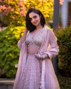 Malvika Nair Instagram - 🪷

Styled by @officialanahita 
Outfit @varunchakkilam 
Pics @charanpallatiphotography 

#annimanchisakunamule