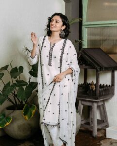 Malvika Nair Instagram - 🤍

Styled by @officialanahita 
Outfit: @gulabo_jaipur 
Pic: @srujanluckyphotography

#annimanchisakunamule #justamsthings