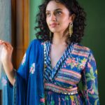 Malvika Nair Instagram - 🤷‍♀️ Styled by @officialanahita Outfit: @issadesignerstudio Pic: @krishnatejah #annimanchisakunamule