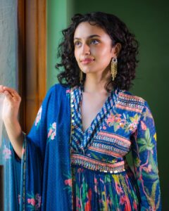 Malvika Nair Instagram - 🤷‍♀️

Styled by @officialanahita 
Outfit: @issadesignerstudio
Pic: @krishnatejah

#annimanchisakunamule