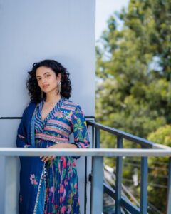 Malvika Nair Instagram - 🤷‍♀️

Styled by @officialanahita 
Outfit: @issadesignerstudio
Pic: @krishnatejah

#annimanchisakunamule