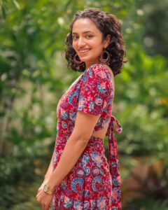 Malvika Nair Instagram - Pachamara tannanil 🦎

Styled by @officialanahita
Outfit @notchabovecreations 
Photography @_anupphotography

#annimanchisakunamule