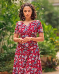 Malvika Nair Instagram - Pachamara tannanil 🦎

Styled by @officialanahita
Outfit @notchabovecreations 
Photography @_anupphotography

#annimanchisakunamule