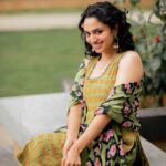 Malvika Nair Instagram - 🤭🍀 Styled by @officialanahita Outfit @drc_hyderabad Shoes @septembershoes Pics @they_call_me_keshu #annimanchisakunamuleonmay18