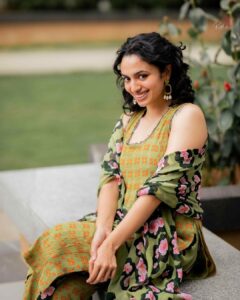 Malvika Nair Instagram - 🤭🍀

Styled by @officialanahita 
Outfit @drc_hyderabad 
Shoes @septembershoes
Pics @they_call_me_keshu

#annimanchisakunamuleonmay18