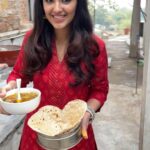 Malvika Sharma Instagram - Khaana banana sikhye mere sath 😋 Yaaaayyy! I can cook 👩‍🍳 Please send rishtaas 👰‍♀️