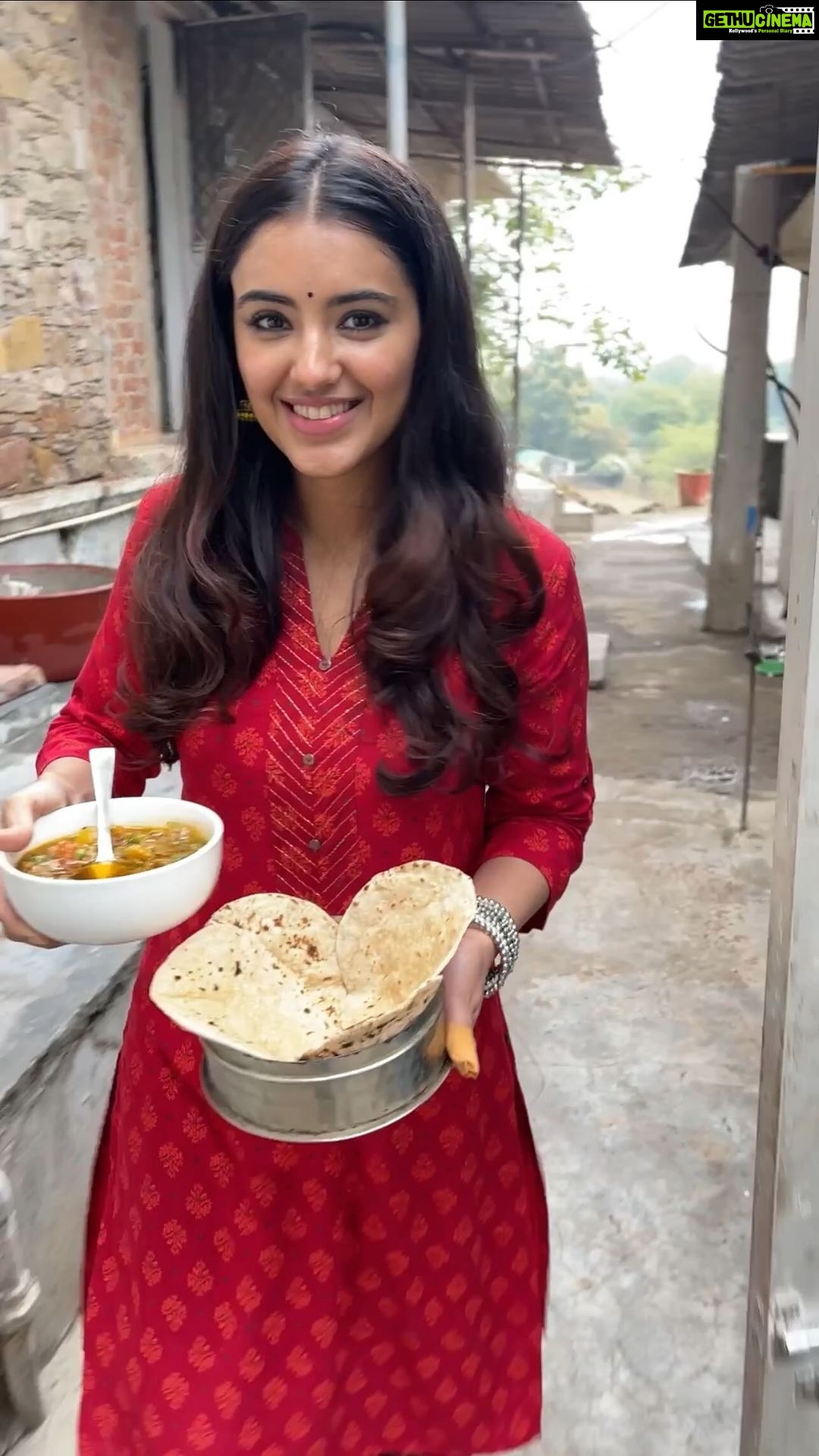 Malvika Sharma Instagram - Khaana banana sikhye mere sath 😋 Yaaaayyy! I can cook 👩🍳 Please send rishtaas 👰♀️