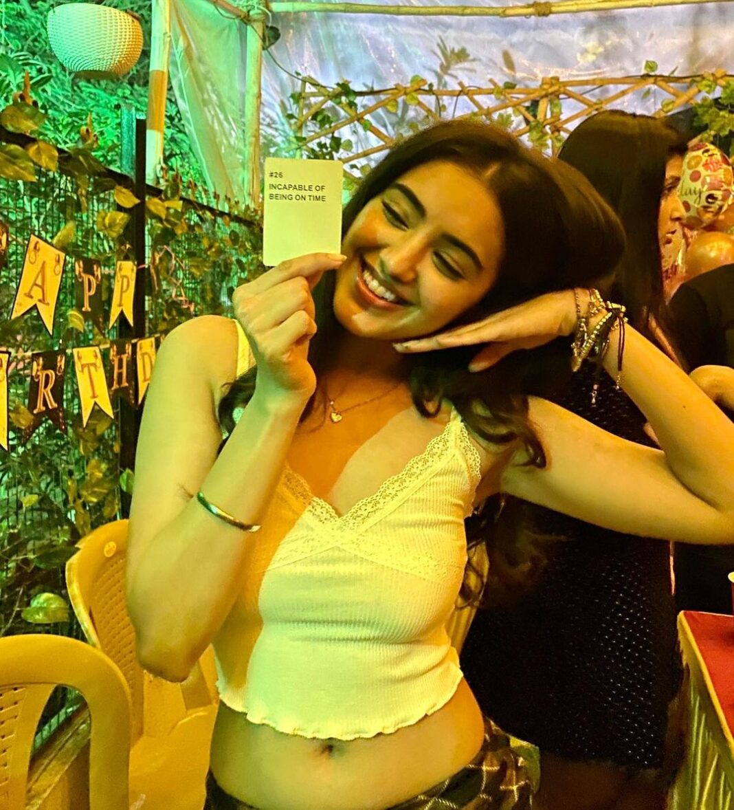 Malvika Sharma Instagram - My friends forced me to pose with this card. 😬 I told them I’d be there in 5 mins… they kept calling me every half an hour! 🤨 P.S. Happy Birthday to me! 😛