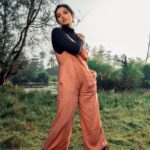 Mamitha Baiju Instagram - Ray a drop of golden Sun In Frame: @mamitha_baiju Photography: @george_kutty_k.l _k.l Designing & Styling: @hema_pillai_ Hair & makeup: @anjali__makeup_artist Cinematography: @sixty7frames Camera associates: @pramod_s_s_photography @josephfrancis___ Vypin, Kochi