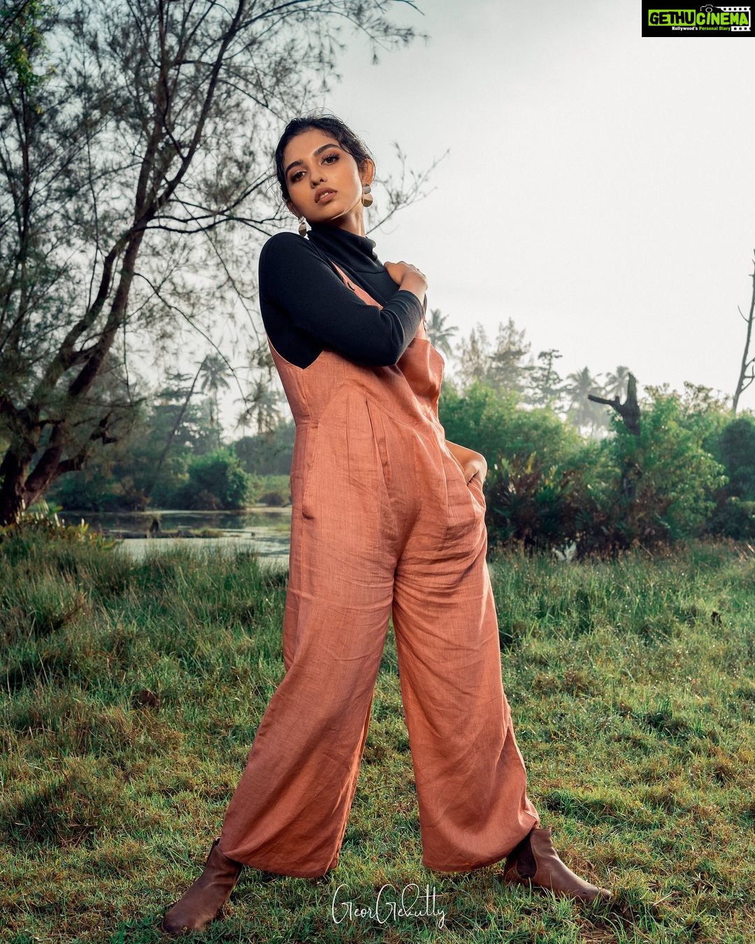 Mamitha Baiju Instagram - Ray a drop of golden Sun In Frame: @mamitha_baiju Photography: @george_kutty_k.l _k.l Designing & Styling: @hema_pillai_ Hair & makeup: @anjali__makeup_artist Cinematography: @sixty7frames Camera associates: @pramod_s_s_photography @josephfrancis___ Vypin, Kochi