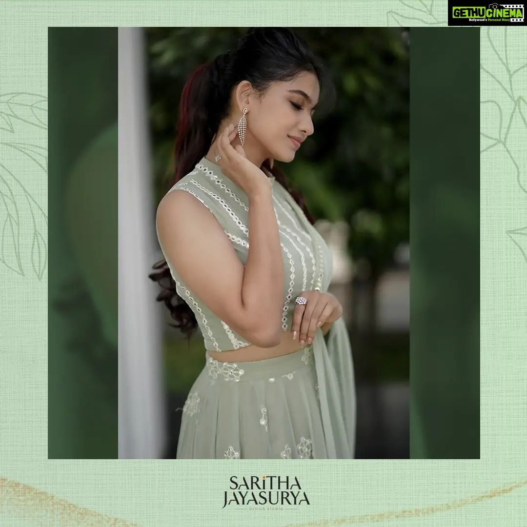 Mamitha Baiju Instagram - 🦄 . @sarithajayasurya_designstudio @malabargoldanddiamonds @malabarmoments Hair&Makeup: @femy_antony__ Shot: @jith_in_sunny_ Edits:@jobz_official_ Location: @portmuziriskochi