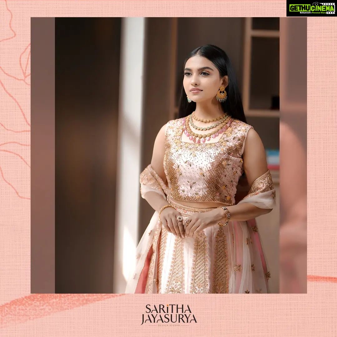 Mamitha Baiju Instagram - 🌸 @sarithajayasurya_designstudio @malabargoldanddiamonds Hair&Makeup: @femy_antony__ Shot: @jith_in_sunny_ Edits:@jobz_official_ Location: @portmuziriskochi