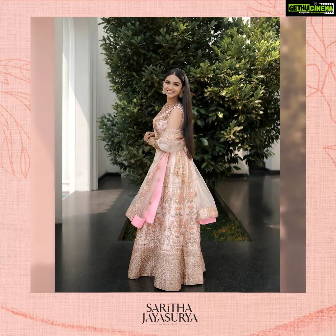 Mamitha Baiju Instagram - 🌸 @sarithajayasurya_designstudio @malabargoldanddiamonds Hair&Makeup: @femy_antony__ Shot: @jith_in_sunny_ Edits:@jobz_official_ Location: @portmuziriskochi