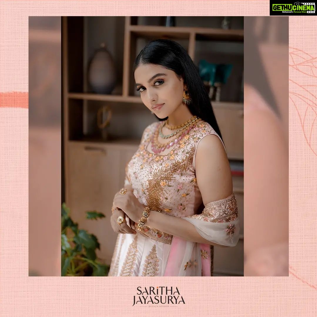 Mamitha Baiju Instagram - 🌸 @sarithajayasurya_designstudio @malabargoldanddiamonds Hair&Makeup: @femy_antony__ Shot: @jith_in_sunny_ Edits:@jobz_official_ Location: @portmuziriskochi