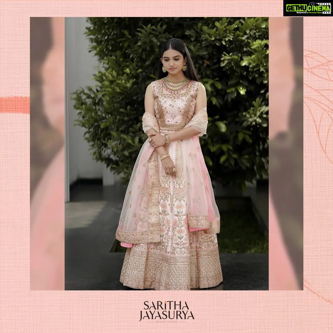Mamitha Baiju Instagram - 🌸 @sarithajayasurya_designstudio @malabargoldanddiamonds Hair&Makeup: @femy_antony__ Shot: @jith_in_sunny_ Edits:@jobz_official_ Location: @portmuziriskochi