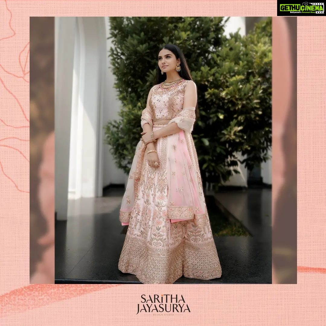 Mamitha Baiju Instagram - 🌸 @sarithajayasurya_designstudio @malabargoldanddiamonds Hair&Makeup: @femy_antony__ Shot: @jith_in_sunny_ Edits: @jobz_official_ Location: @portmuziriskochi