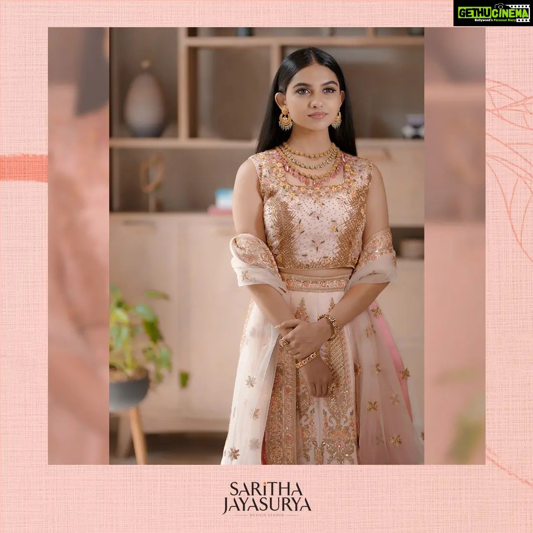 Mamitha Baiju Instagram - 🌸 @sarithajayasurya_designstudio @malabargoldanddiamonds Hair&Makeup: @femy_antony__ Shot: @jith_in_sunny_ Edits: @jobz_official_ Location: @portmuziriskochi
