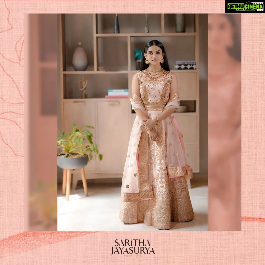 Mamitha Baiju Instagram - 🌸 @sarithajayasurya_designstudio @malabargoldanddiamonds Hair&Makeup: @femy_antony__ Shot: @jith_in_sunny_ Edits:@jobz_official_ Location:@portmuziriskochi