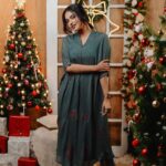 Mamitha Baiju Instagram - "Christmas magic is in the air"✨🎄 @paris_de_boutique @paris.pret @jiksonphotography @touchbysire