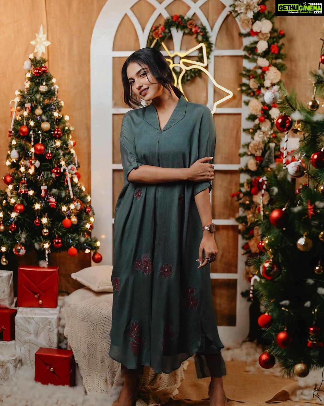 Mamitha Baiju Instagram - "Christmas magic is in the air"✨🎄 @paris_de_boutique @paris.pret @jiksonphotography @touchbysire