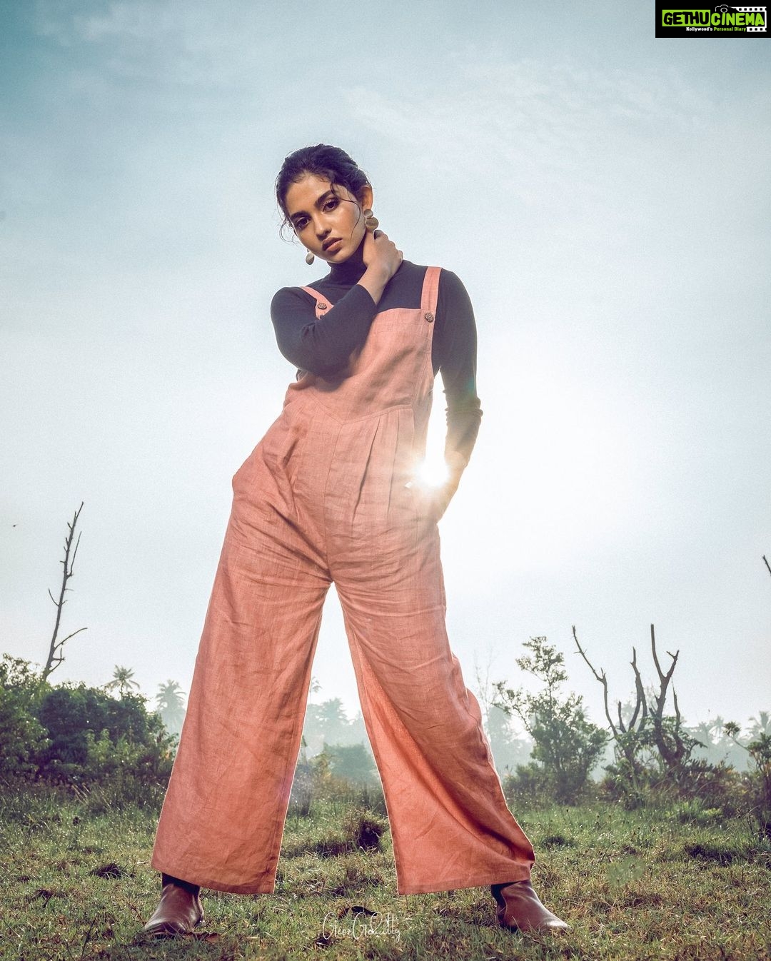 Mamitha Baiju Instagram - Ray a drop of golden Sun In Frame: @mamitha_baiju Photography: @george_kutty_k.l _k.l Designing & Styling: @hema_pillai_ Hair & makeup: @anjali__makeup_artist Cinematography: @sixty7frames Camera associates: @pramod_s_s_photography @josephfrancis___ Vypin, Kochi