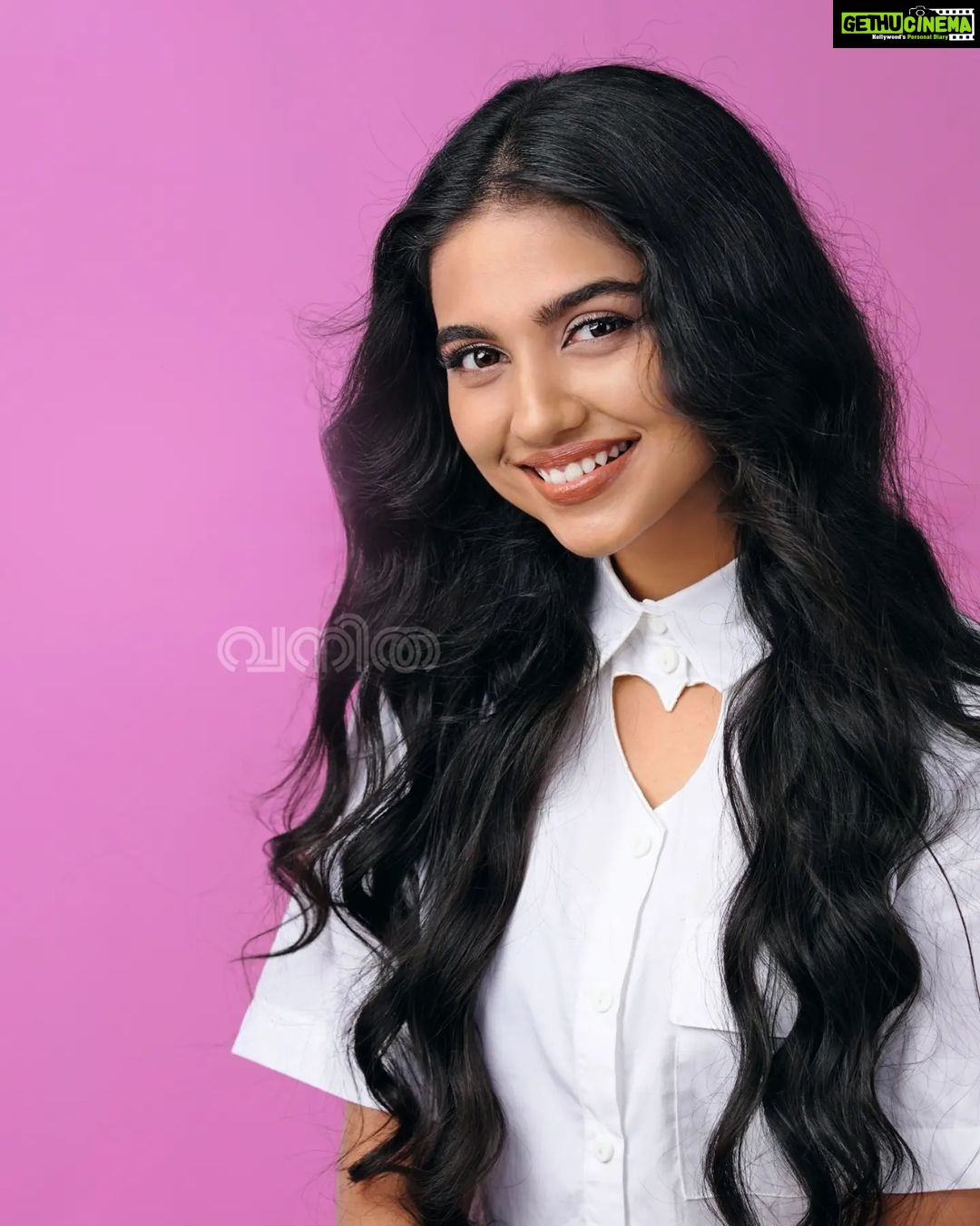 Mamitha Baiju Instagram - Vanitha @vanithamagazine 💞 Photography: @basilpaulo.in Styling: @pushpamathew28 Hair and Makeup : @rizwan_themakeupboy Edits and retouch: @asku_busk Shoot assist : @yin_yang_popy Video: Anoop Ashokan