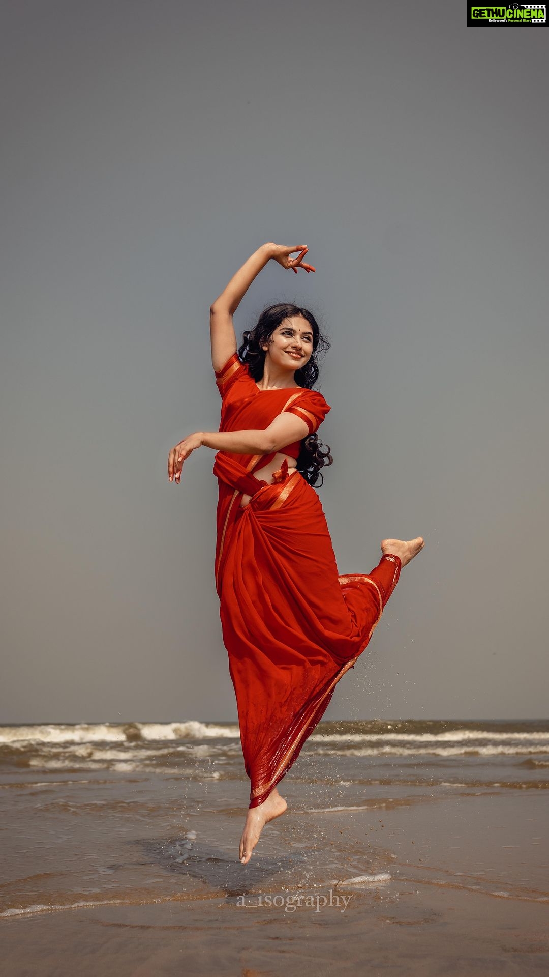 Mamitha Baiju Instagram - Bts of portraying 𝐒𝐇𝐘𝐀𝐀𝐌𝐀❤️ . . Concept&📸: @a_isography Costume: @jaankibridalcouture Mua: @ayra_the_transforming_studio