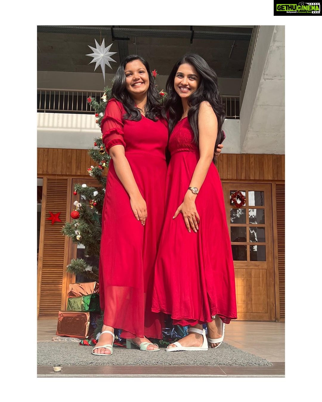 Mamitha Baiju Instagram - Happy holidays to us !!🎄🍷 ~till we meet again next year! #college