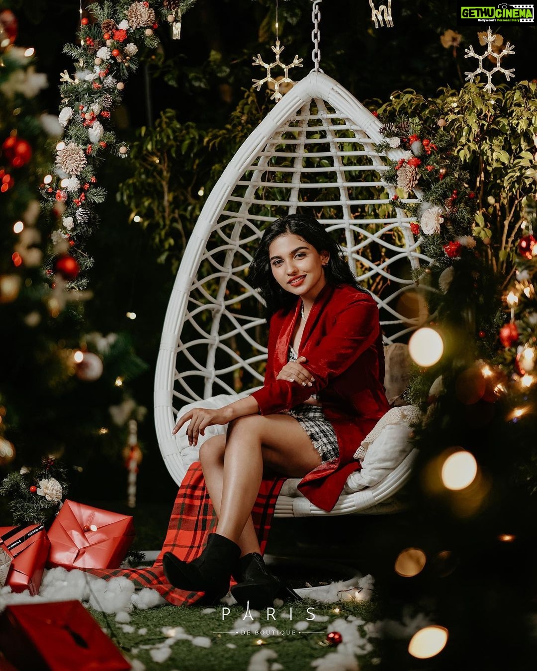 Mamitha Baiju Instagram - So Chrismassyyy✨❄️🎄 @paris.pret @paris_de_boutique @jiksonphotography @touchbysire