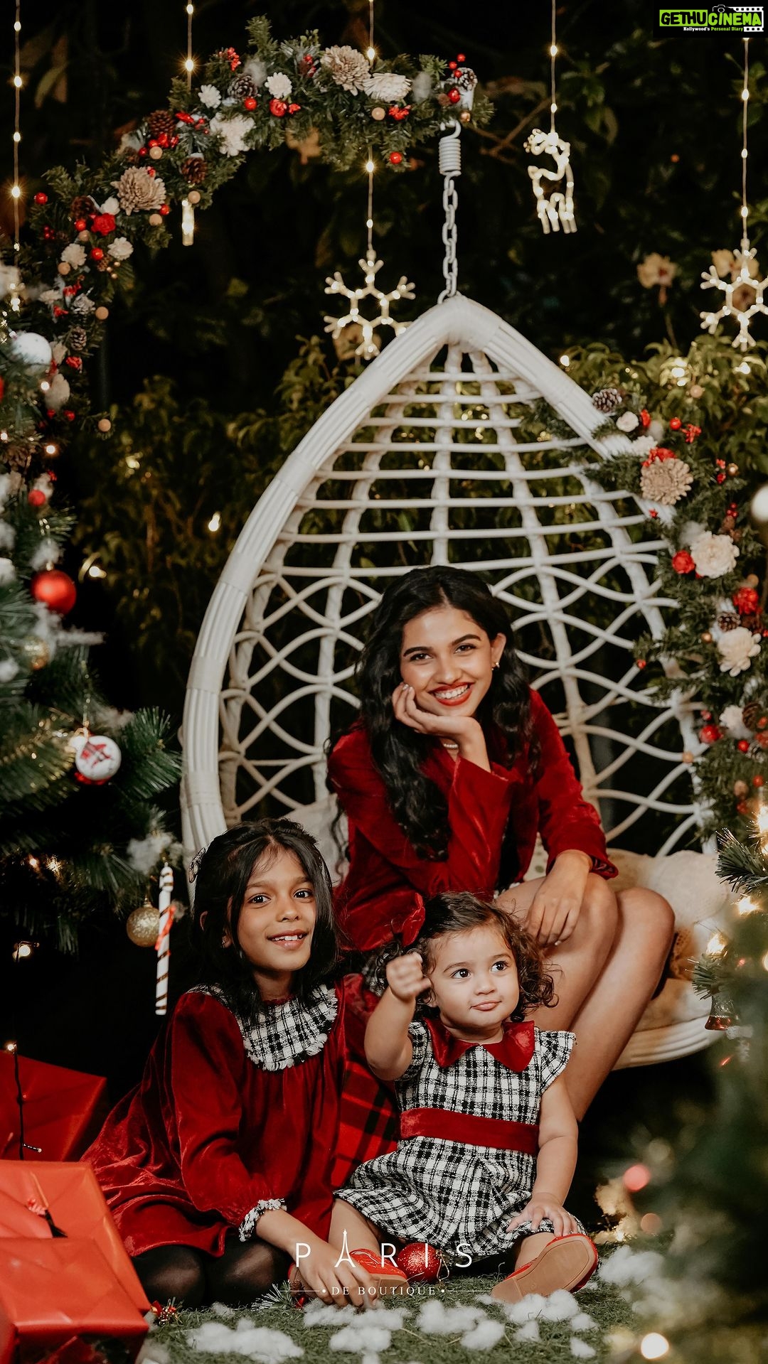 Mamitha Baiju Instagram - So Chrismassyyyy!!❤️🎄❄️✨ @paris_de_boutique @paris.pret @jiksonphotography @emma_jikson @chikku_kamal @touchbysire