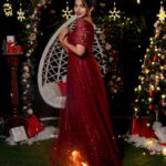 Mamitha Baiju Instagram - Lights fill the streets.. spreading so much joy; Cheers to the most beautiful time of the year🥂🎄 @paris_de_boutique @paris.pret @jiksonphotography @touchbysire