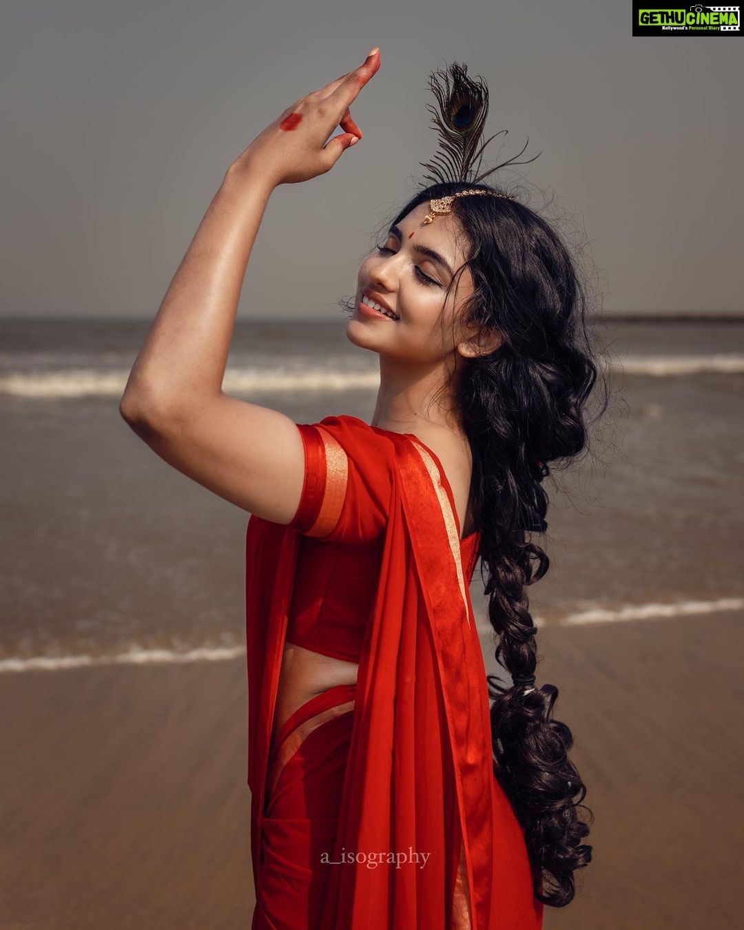 Mamitha Baiju Instagram - 𝐒𝐇𝐘𝐀𝐀𝐌𝐀 . . Concept&📸: @a_isography Costume: @jaankibridalcouture Mua: @ayra_the_transforming_studio