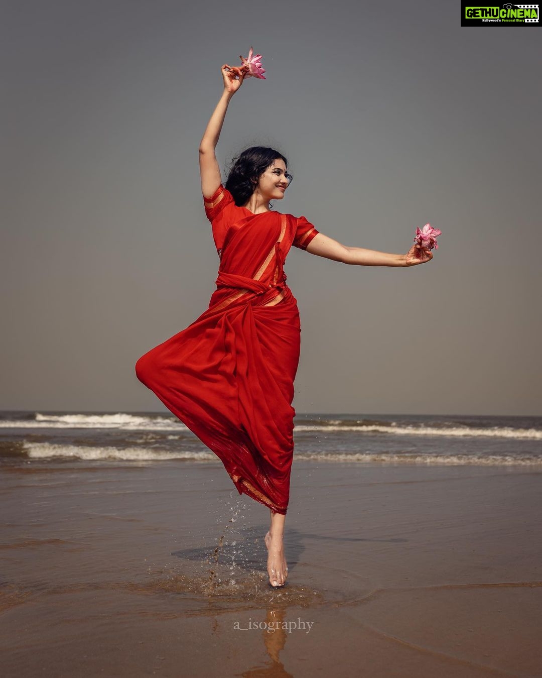 Mamitha Baiju Instagram - 𝐒𝐇𝐘𝐀𝐀𝐌𝐀 . . Concept&📸: @a_isography Costume: @jaankibridalcouture Mua: @ayra_the_transforming_studio Special thanks to @jeenachandran_