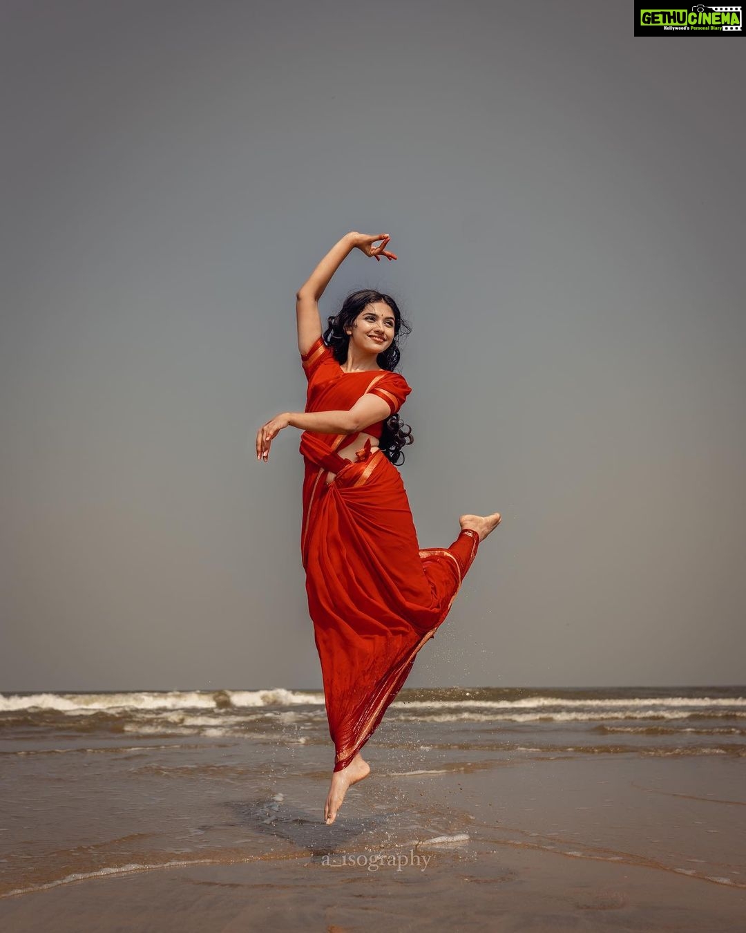 Mamitha Baiju Instagram - 𝐒𝐇𝐘𝐀𝐀𝐌𝐀 . . Concept&📸: @a_isography Costume: @jaankibridalcouture Mua: @ayra_the_transforming_studio Special thanks to @jeenachandran_
