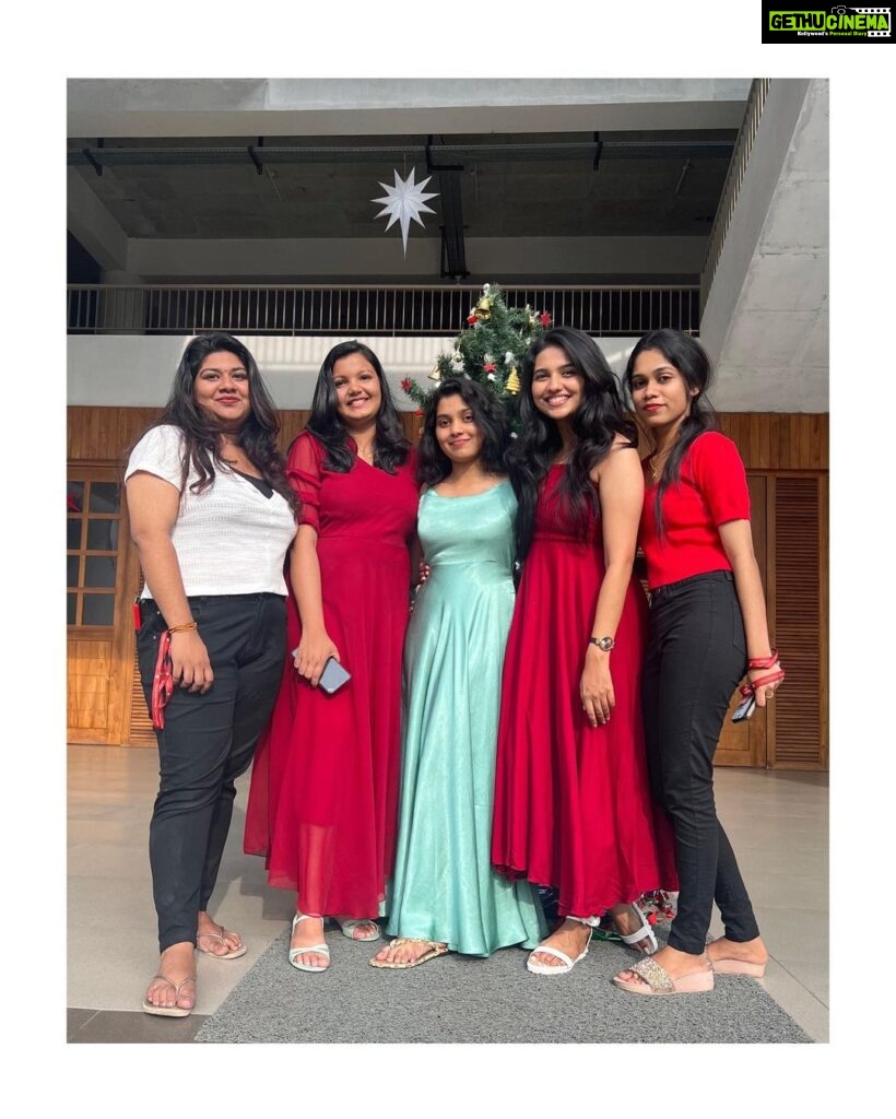 Mamitha Baiju Instagram - Happy holidays to us !!🎄🍷 ~till we meet again next year! #college