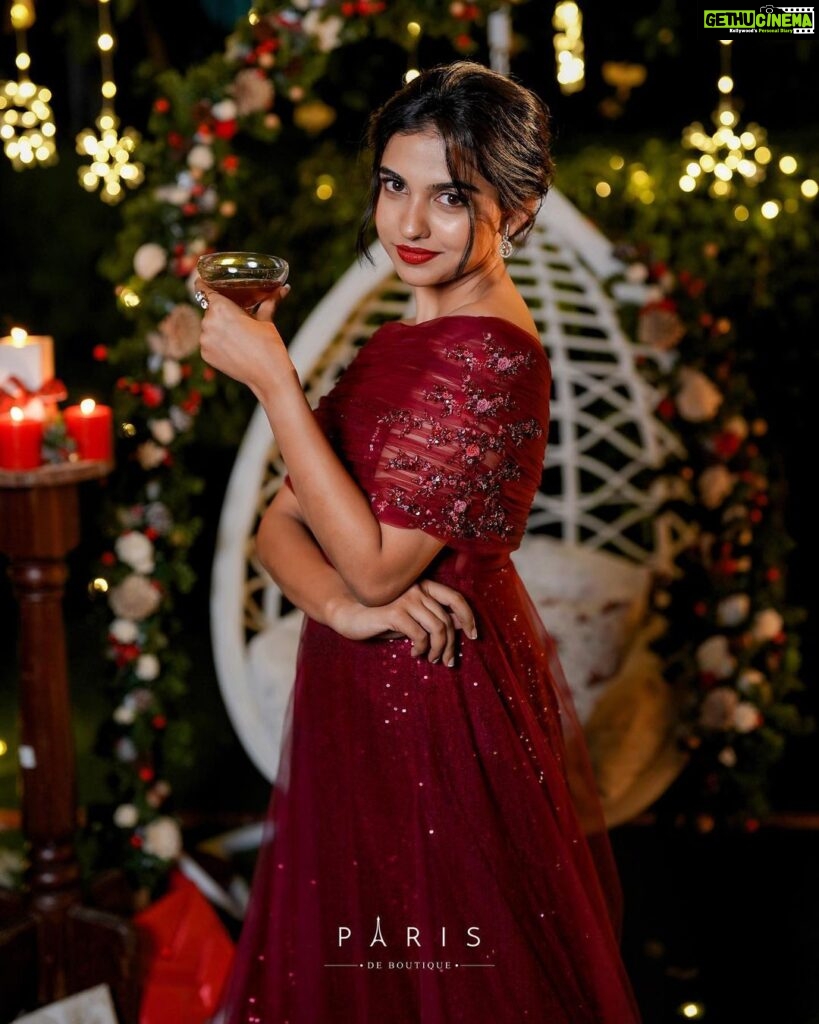 Mamitha Baiju Instagram - Lights fill the streets, spreading so much joy; Cheers to the most beautiful time of the year🥂🎄 @paris_de_boutique @paris.pret @jiksonphotography @touchbysire