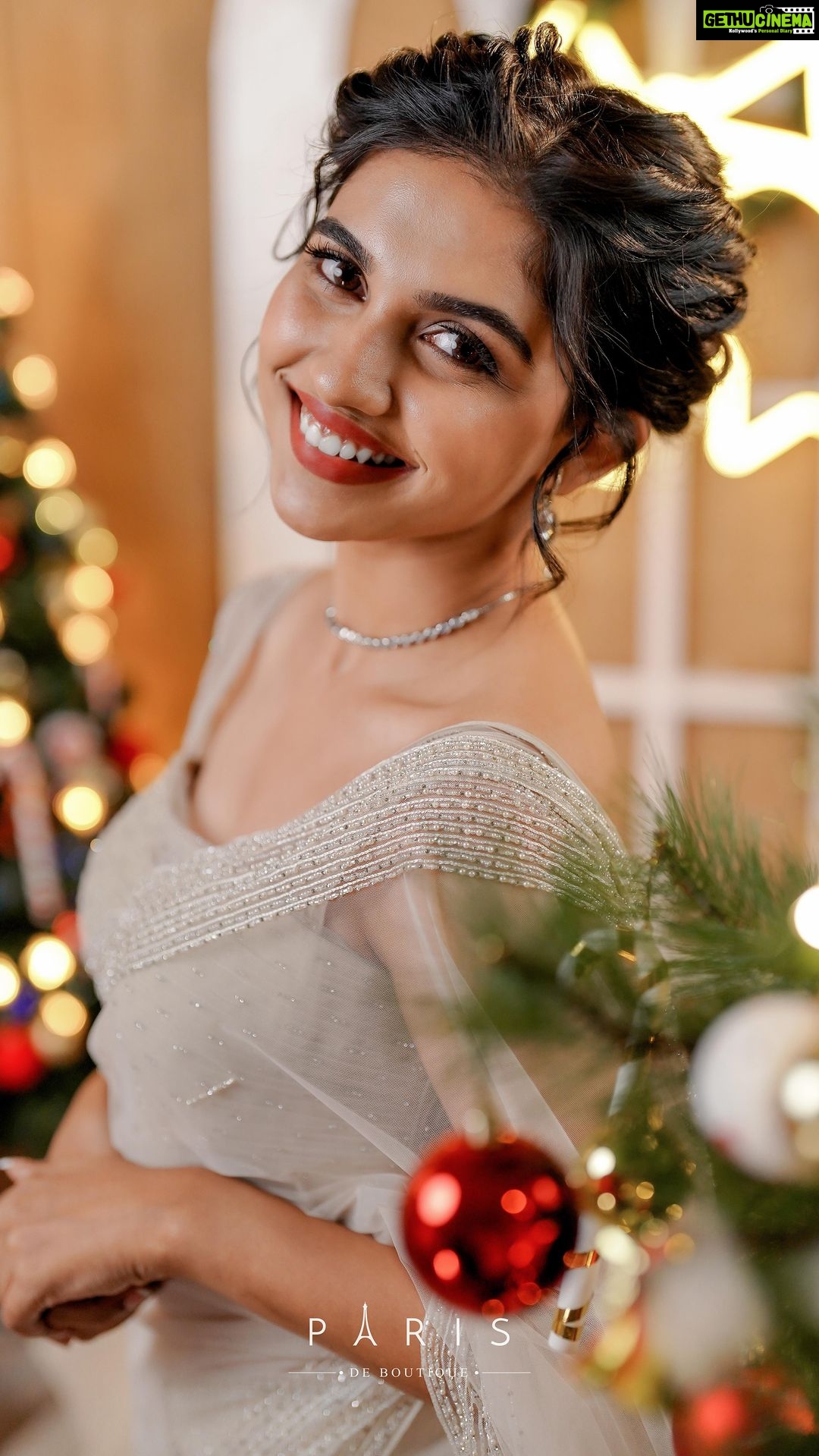 Mamitha Baiju Instagram - Meet me under the mistletoe🤍✨ @paris_de_boutique @paris.pret @jiksonphotography @touchbysire