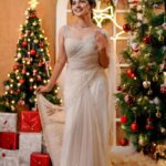Mamitha Baiju Instagram - Meet me under the mistletoe🤍✨ @paris_de_boutique @paris.pret @jiksonphotography @touchbysire