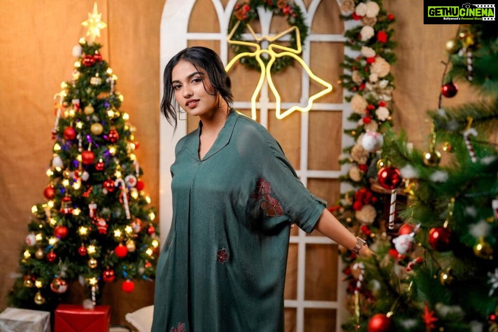 Mamitha Baiju Instagram - "Christmas magic is in the air"⭐✨ There’s a certain magic that comes with the very first snow. When the first snow is also a Christmas snow, well, something wonderful is bound to happen.” @paris_de_boutique @paris.pret @jiksonphotography @touchbysire