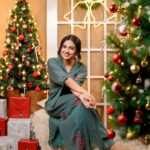 Mamitha Baiju Instagram - "Christmas magic is in the air"✨🎄 @paris_de_boutique @paris.pret @jiksonphotography @touchbysire