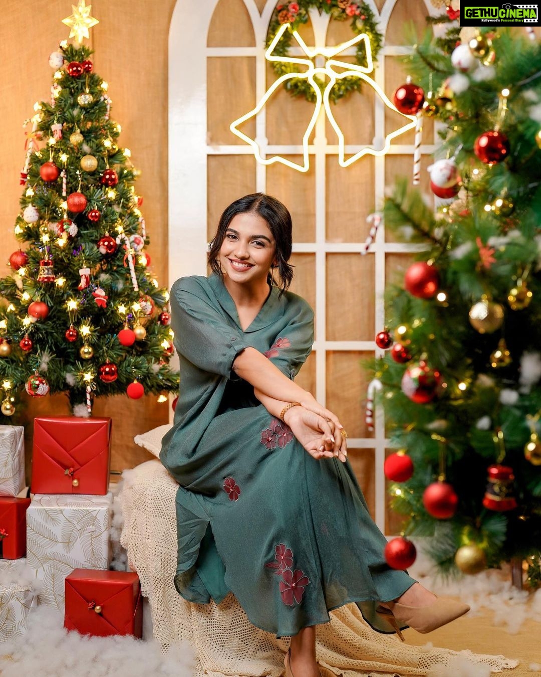 Mamitha Baiju Instagram - "Christmas magic is in the air"✨🎄 @paris_de_boutique @paris.pret @jiksonphotography @touchbysire