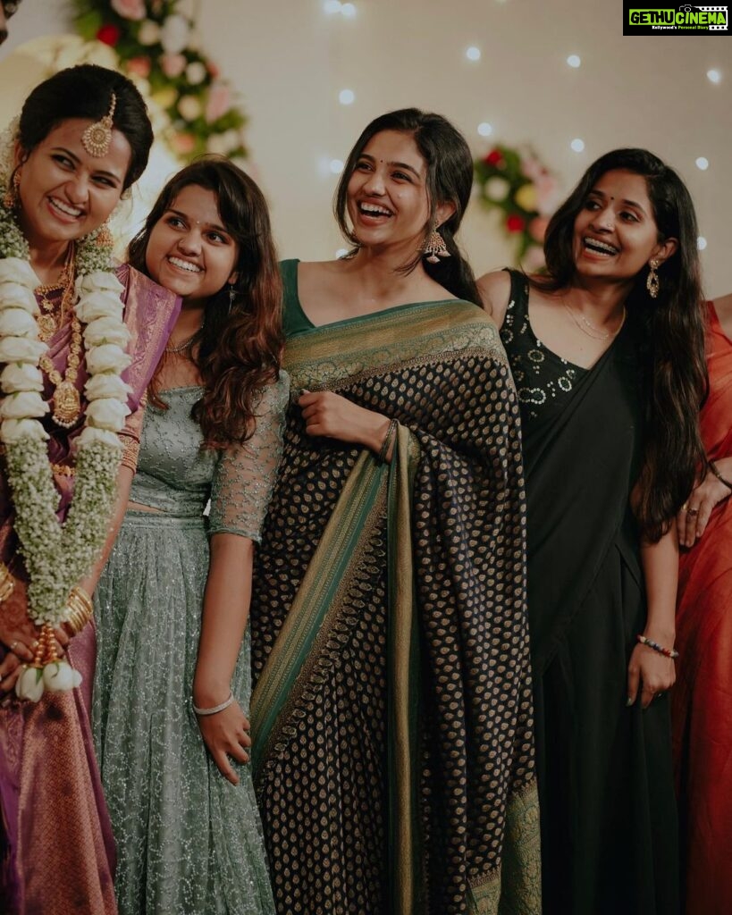 Mamitha Baiju Instagram - A moment with my ppl❤ Pic : @drishyaweddings Thankyou for capturing those happy faces🤍