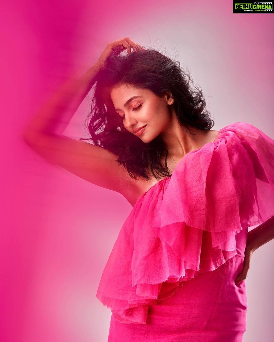 Mamitha Baiju Instagram - 💖 . Prepped by : @rizwan_themakeupboy 💗 Photography: @plan.b.actions @jibinartist Stylist: @sabarinathk_ Creative support: @reeltribe Studio: @maxxocreative